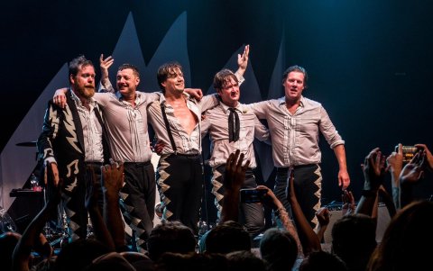 Así quedan los miembros de The Hives tras un concierto, muy sudados y ligeramente desarreglados, pero felices.