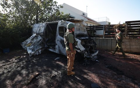 Socorristas armados comprueban los daños sufridos por un vehículo después de que fuera alcanzado por un cohete, en un lugar no revelado cerca de la frontera con Gaza, el 1 de diciembre de 2023.