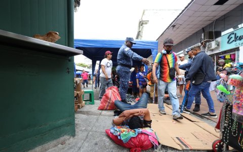 No todos los comerciantes autónomos logran conseguir un espacio. Algunos de ellos igual acudieron