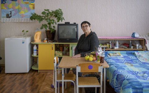 Tetiana Bureiko, de 66 años, posa en una de las escuelas en que ha vivido desde que debió abandonar su casa por la guerra.