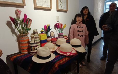 Decenas de mujeres que se dedican a este oficio tradicional en la comunidad.