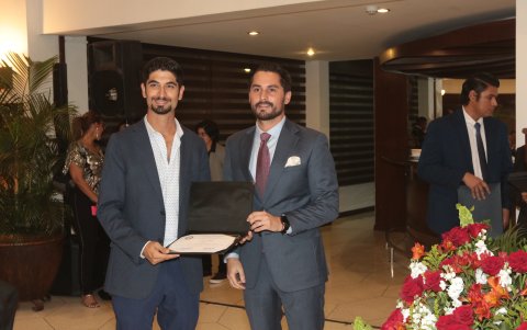 Adrián Doumet recibe el reconocimiento de su padre, Selim Doumet. Lo entrega Andrés Aguirre.