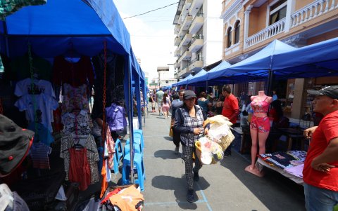 3. Informalidad. Hubo decenas de vendedores ambulantes en medio de las carpas.