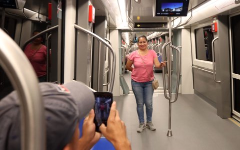 Personas de otras provincias también visitaron el Metro de Quito, aprovecharon para tomarse fotos y disfrutar del viaje.