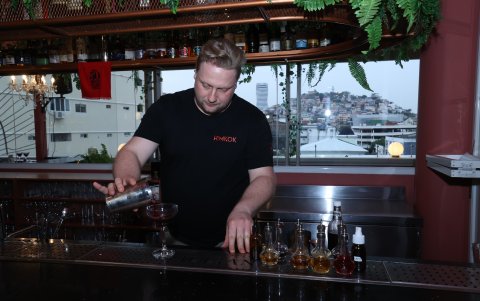 Maroš Dzurus preparando el coctel Blueberry.