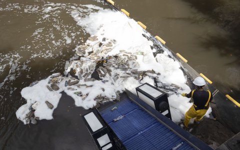 El proyecto Azure consiste en la retención y recolección de plásticos de un solo uso de los cuerpos de ríos.