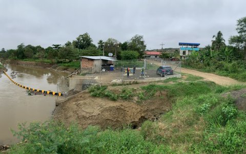 Vista panorámica de los componentes del sistema Azure en uno de los ríos de Ecuador donde se aplica.