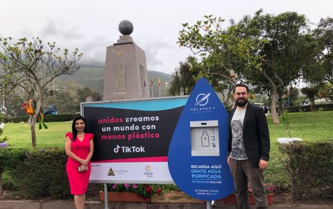 El científico Inty Gronneberg y Yéssica Benavides, de Ichtion, junto a uno de los surtidores de agua del proyecto Galapaxy.