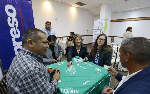 Patricia Pasquel (c) en acción durante una partida del Mundial de Cuarenta.