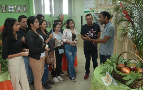 Feria.- Andrés Cortez, técnico ambiental del Jardín Botánico, explica la historia del mango.