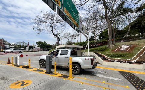 Ingreso. Las barreras vehiculares han sido recién empleadas en la UCSG.