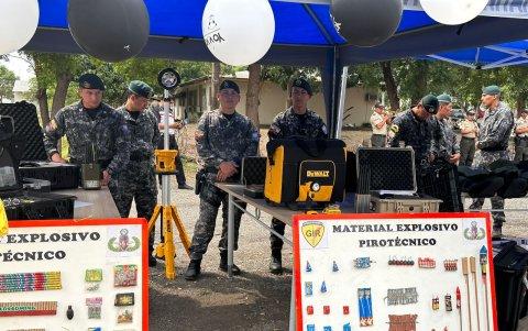 Actividad. La Policía lanzó una campaña con algunos estudiantes.