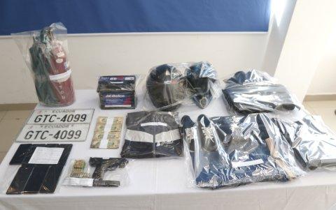 Evidencia. Armas, uniformes, dinero y más objetos fueron presentados como elementos de convicción.