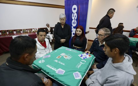 En las rondas preliminares del Mundial de Cuarenta, la dupla de Óscar Arauz y Micaela Sotomayor no tuvo suerte. Jugaron bajo la atenta mirada de Bertha Nolivos.