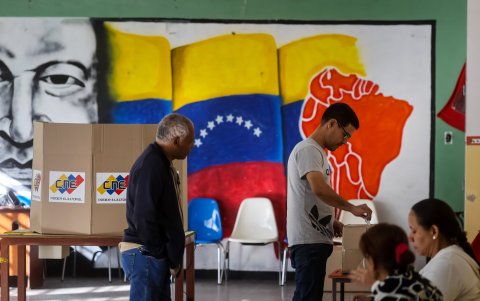 Un hombre vota el referendo sobre la disputa con Guyana