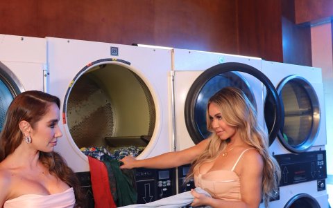 Paola y Chiquis (d), en la sesión de grabación del video de su colaboración, Lo que no sirva, estorba,