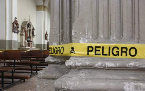 2. Peligro. Cintas de seguridad están colocadas en un espacio de la iglesia La Victoria, en el centro.