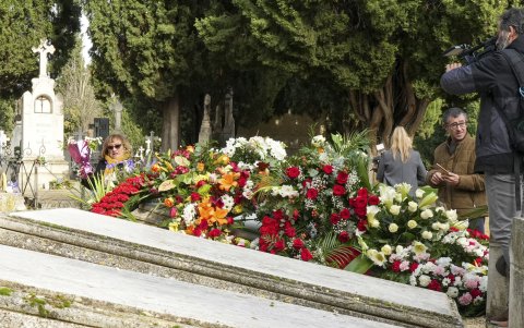 Su cuerpo descansa en el Panteón de Personajes Ilustres del cementerio de El Carmen.