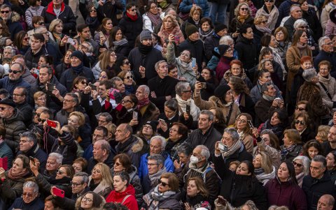 Muchas personas la despidieron.