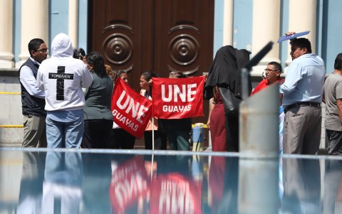 Representantes de algunos centros educativos del Guayas se reunieron en la plaza San Francisco este 4 de diciembre, antes de ir a la Gobernación a exigir medidas.