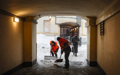 Agentes municipales limpian una de las aceras de la capital rusa, que enfrenta en estos días unas de las peores nevadas en más de un siglo,