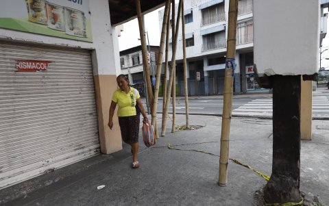 Soportes. En Portete y Esmeraldas una casa tiene pilares de caña.