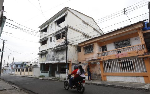 Afectación.  En la calle 15 (Augusto Dillón Valdés) y Venezuela un edificio está inclinado, lo que afecta al inmueble vecino.