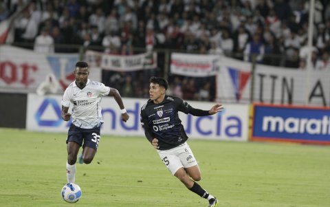 Kendry Páez (d), de 16 años, es el jugador con menor edad de las plantillas de los finalistas.