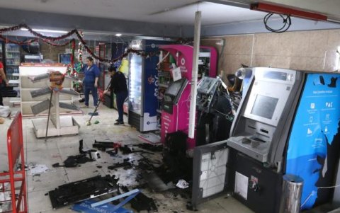 Guayaquil: El 1 de diciembre de 2023, delincuentes atacaron con explosivos y robaron un cajero automático.