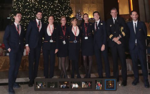 La tripulación de Iberia posó junto al árbol de Navidad.