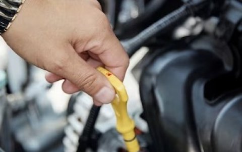 Cada día, antes de abordar su vehículo revise el aceite del motor, que esté en el nivel óptimo, que indica el medidor. Además, si lo observa muy quemado es señal de que ya debe cambiarlo. No espere.