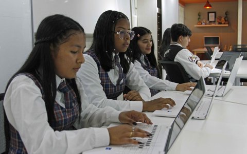 Un grupo de alumnas asisten a una de las jornadas de rutina de clases en algún país de Latinoamérica.