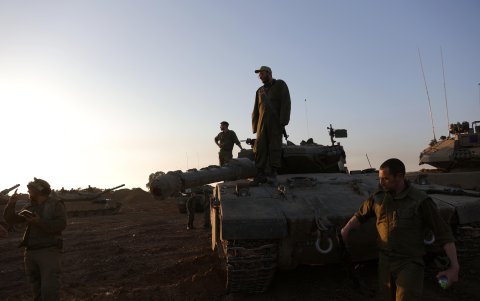 Un grupo de soldados israelitas en algún rincón de la Franja, cumplen una parada, en medio de las largas jornadas de combates contra Hamás.