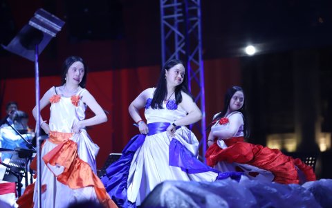 El presidente de la República, Daniel Noboa; junto a su esposa (Lavinia Valbonesi), y el alcalde de Quito (Pabel Muñoz).