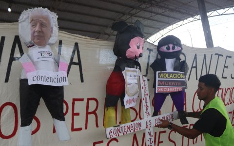 Un migrante quema piñatas con la imagen del comisionado del Instituto Nacional de Migración (INM), Francisco Garduño, en el municipio de Huixtla, Chiapas (México).
