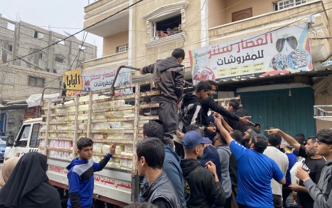 Un camión de distribución de ayuda en una calle de Rafah este miércoles. A los palestinos que escapan de la ofensiva israelí en Gaza ya solo les queda Rafah en su huida desesperada.