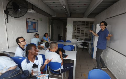 Los jóvenes reciben clases de bilingüismo, inteligencia artificial y diseño gráfico.