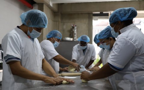 Los jóvenes reciben programas técnicos como panadería, modistería, marroquinería y estampado