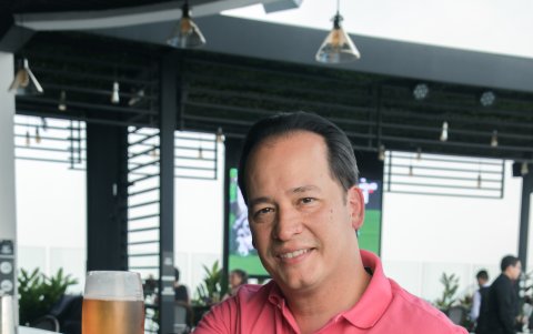 Henry no descartaría tomarse una cerveza con  Jaime Bayly, con quien tuvo un impasse en la última Feria Internacional del Libro que se llevó a cabo en Guayaquil.