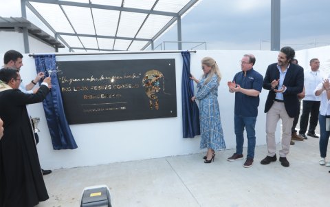 El padre Michael Lance, el alcalde Aquiles Álvarez, Liliana Febres-Cordero, Stefano Ferretti y Gonzalo Dassum durante la bendición de la placa.