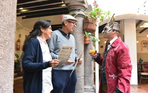 Debido a la afluencia de personas y por las fiestas capitalinas, en los restaurantes ampliaron sus horarios de atención y su oferta gastronómica.