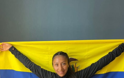 Silvia con la tricolor, luego de terminar la Maratón de Sevilla.