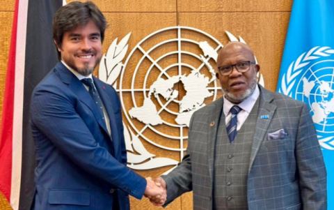 El embajador de Ecuador ante la ONU, José de la Gasca; y el presidente de la 78° Sesión de la Asamblea General de la ONU, Dennis Francis