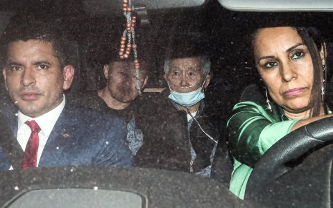 El expresidente peruano Alberto Fujimori (c) (1990-2000), sale del penal luego de ser puesto en libertad en cumplimiento de una orden del Tribunal Constitucional