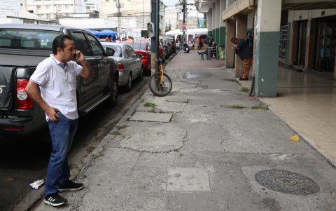 Afectación. En la calle Calixto Romero, varios ciudadanos intentaron invadir esta vía con carpas, para colocar sus puestos de venta. Ayer, permaneció en orden.