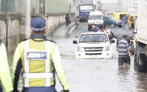 El escenario de los carros atrapados en el agua volvió a Guayaquil.