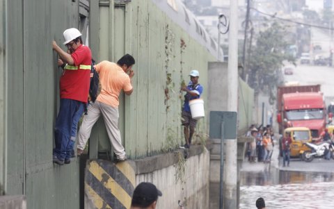 Guayaquileños tuvieron que ingeniarse para no mojarse la ropa en las inundaciones.