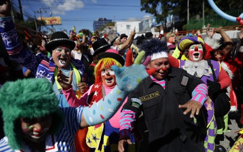 Payasos desfilan por una de las principales avenidas de la capital con motivo del día del payaso salvadoreño este 6 de diciembre de 2023, en San Salvador (El Salvador).