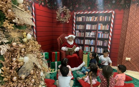 Podrás capturar recuerdos con fotos junto al Papá Noel, decorar cupcakes y galletas navideñas en familia.