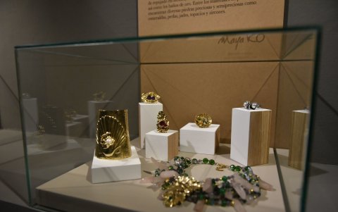 Las piezas se exponen en cajas de cristal.